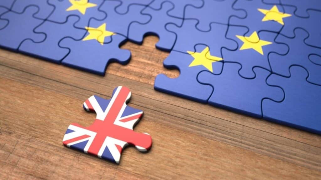 Puzzle représentant le Brexit avec la pièce du drapeau britannique séparée du drapeau européen, sujet de colle d'anglais