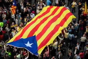 Foule brandissant l'estelada, le drapeau indépendantiste catalan, lors d'une manifestation
