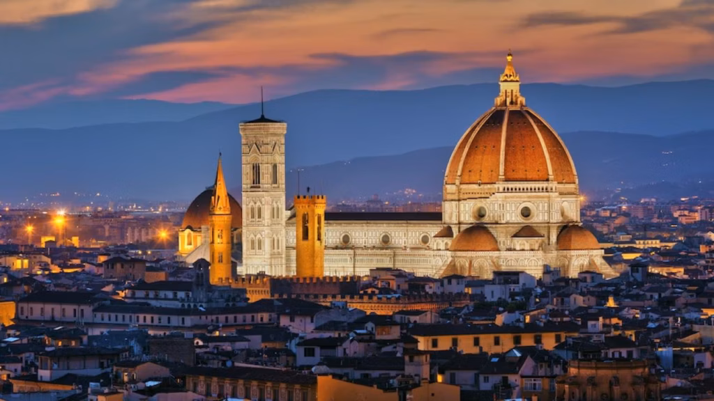 Le Duomo de Florence illuminé au coucher du soleil, illustration de la culture italienne