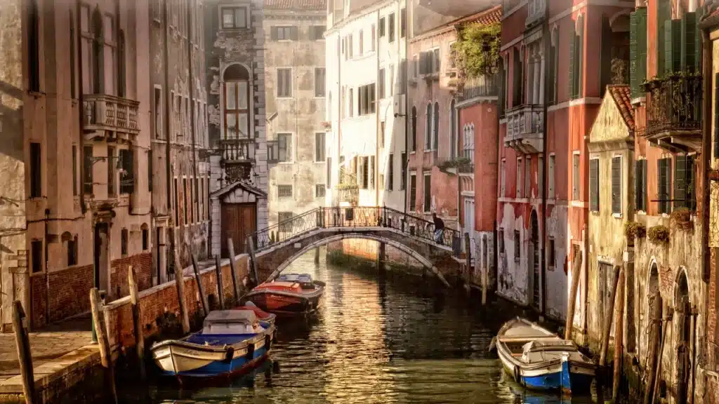 Canal de Venise au coucher du soleil, illustration de la culture italienne et du congiuntivo imperfetto