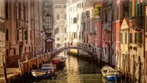 Canal de Venise au coucher du soleil, illustration de la culture italienne et du congiuntivo imperfetto