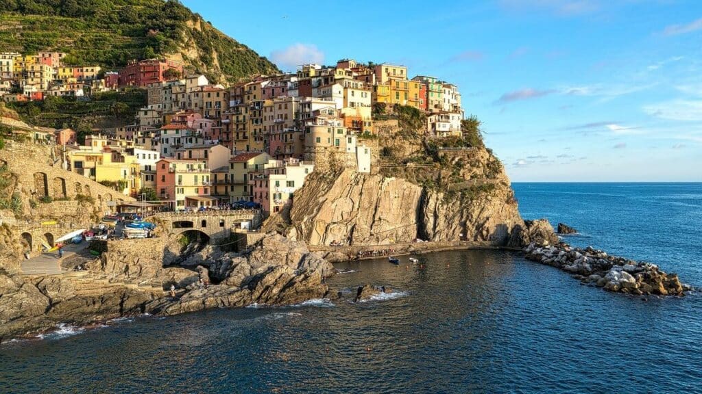 Village de Manarola perché en bord de mer, illustration de la culture italienne pour le congiuntivo presente