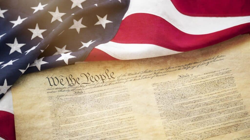 Document de la Constitution américaine avec "We the People" et le drapeau des États-Unis