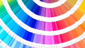 Nuancier de peinture déployé en éventail montrant toutes les nuances de couleurs en anglais, du bleu au rouge