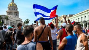 Manifestants brandissant le drapeau cubain devant le Capitole de La Havane lors de la crise à Cuba