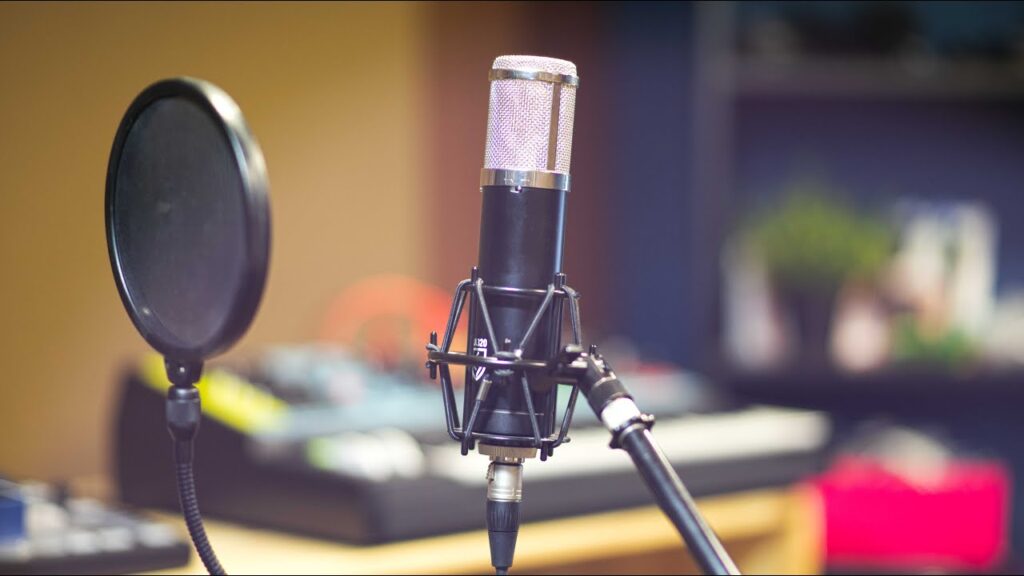 Microphone utilisé pour un discours en espagnol dans un studio d’enregistrement