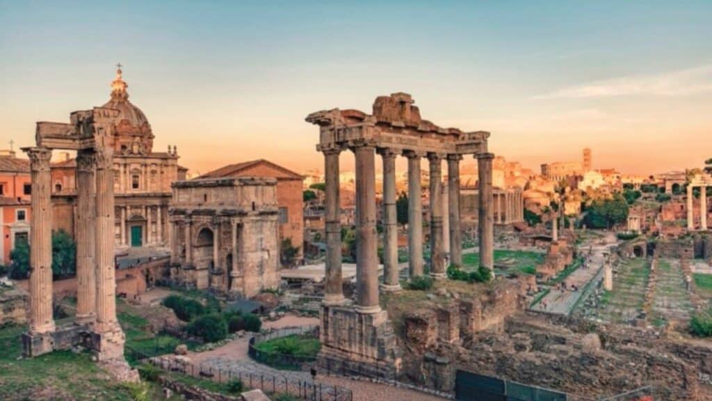 Le Forum romain au coucher du soleil, berceau de la poésie où naît le distique élégiaque