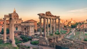 Le Forum romain au coucher du soleil, berceau de la poésie où naît le distique élégiaque