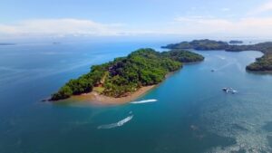 Vue aérienne d'une côte préservée du Costa Rica, illustrant la richesse de sa biodiversité