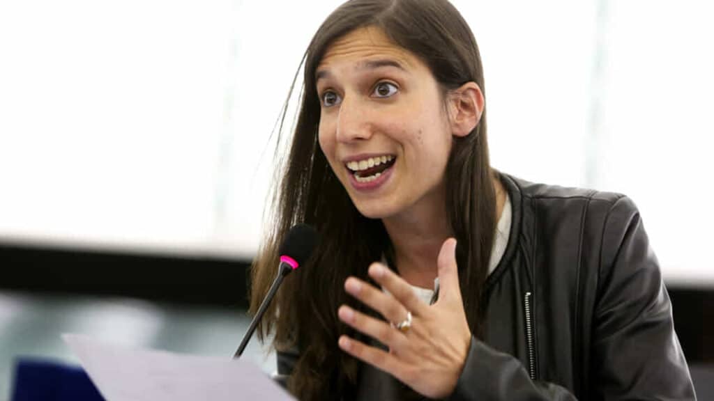 Elly Schlein prenant la parole au micro lors d'une intervention publique