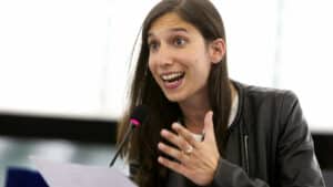 Elly Schlein prenant la parole au micro lors d'une intervention publique