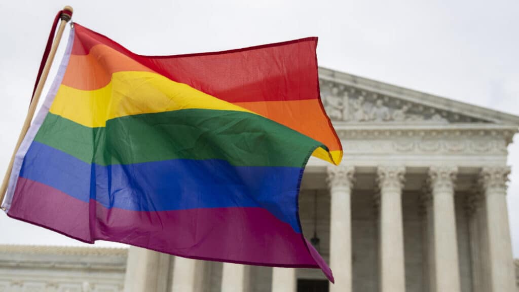 Drapeau arc-en-ciel flottant devant la Cour suprême des États-Unis, symbole des droits LGBT+ aux États-Unis