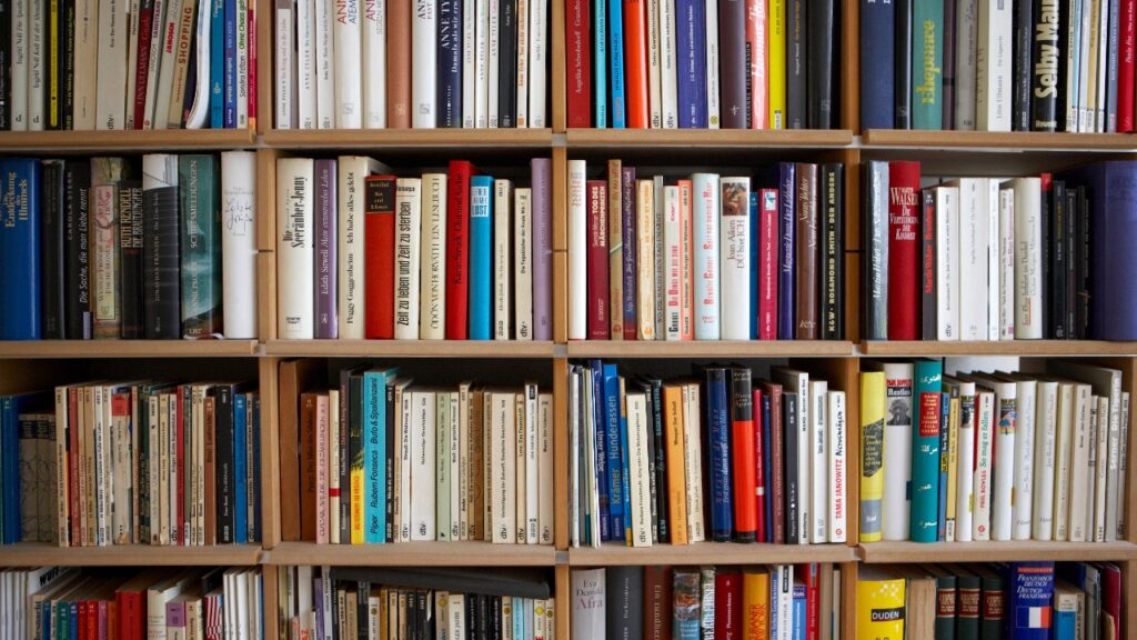 Étagères de livres multilingues, illustration de la pratique de l'exercice de traduction en anglais