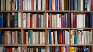 Étagères de livres multilingues, illustration de la pratique de l'exercice de traduction en anglais