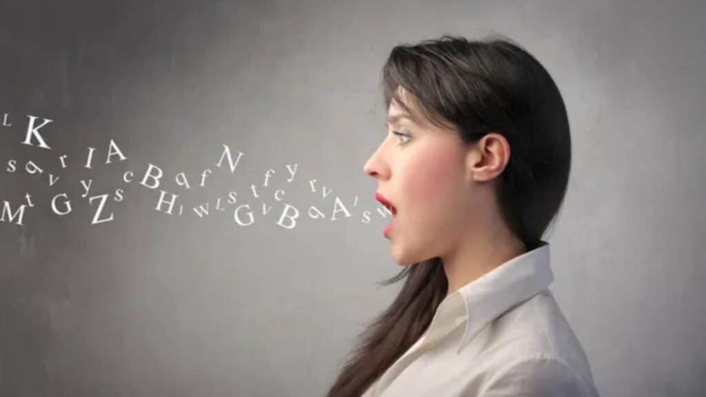 Femme parlant avec des lettres sortant de sa bouche, illustrant l'apprentissage des expressions espagnoles