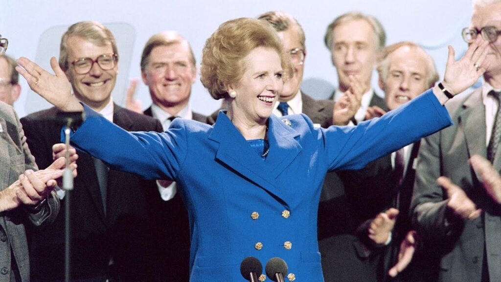 Margaret Thatcher célébrant une victoire électorale, figure emblématique parmi les femmes remarquables anglaises et américaines