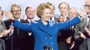 Margaret Thatcher célébrant une victoire électorale, figure emblématique parmi les femmes remarquables anglaises et américaines