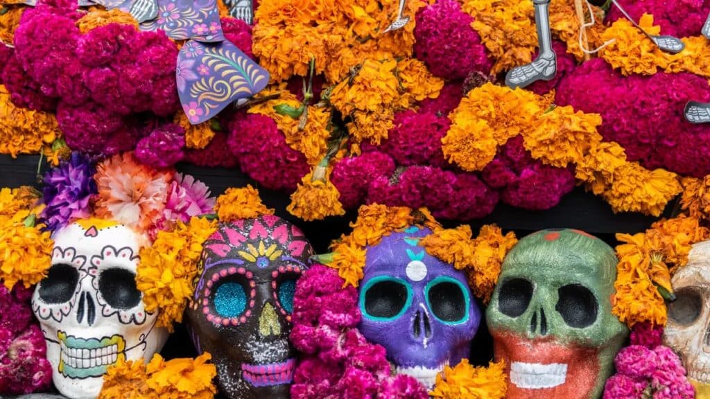 Crânes décorés colorés et fleurs de cempasúchil, symboles des fêtes d'Amérique latine pendant le Día de los Muertos