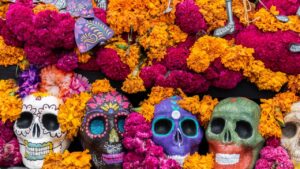 Crânes décorés colorés et fleurs de cempasúchil, symboles des fêtes d'Amérique latine pendant le Día de los Muertos