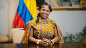 Francia Márquez, vice-présidente de la Colombie, souriant devant le drapeau colombien