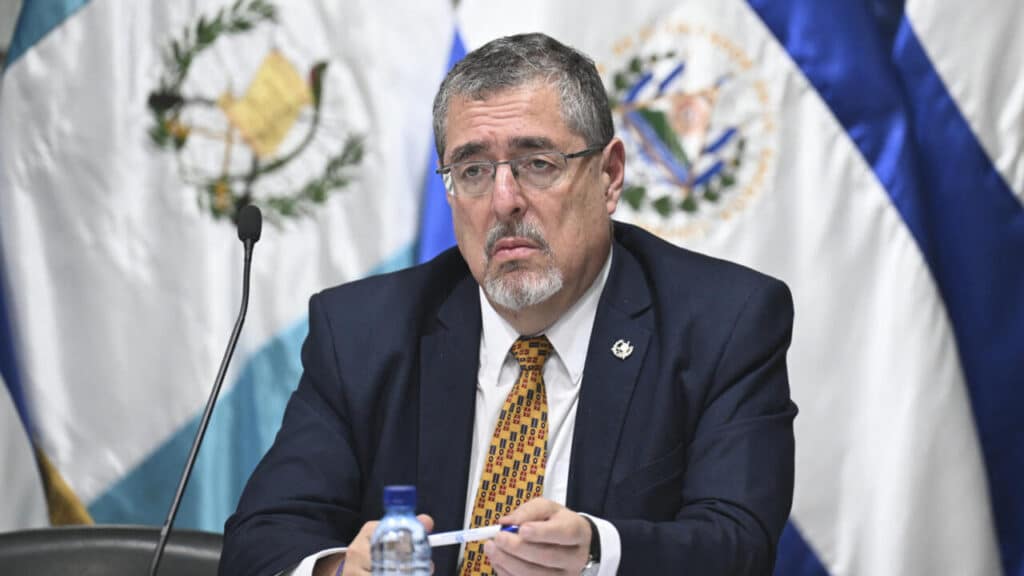 Bernardo Arévalo, président du Guatemala, lors d'une déclaration officielle devant les drapeaux du pays