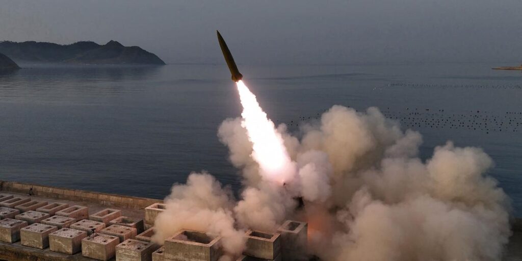 Explosion d'une bombe nucléaire historique avec un immense nuage de fumée en forme de champignon, symbole d'une arme de guerre de destruction massive.