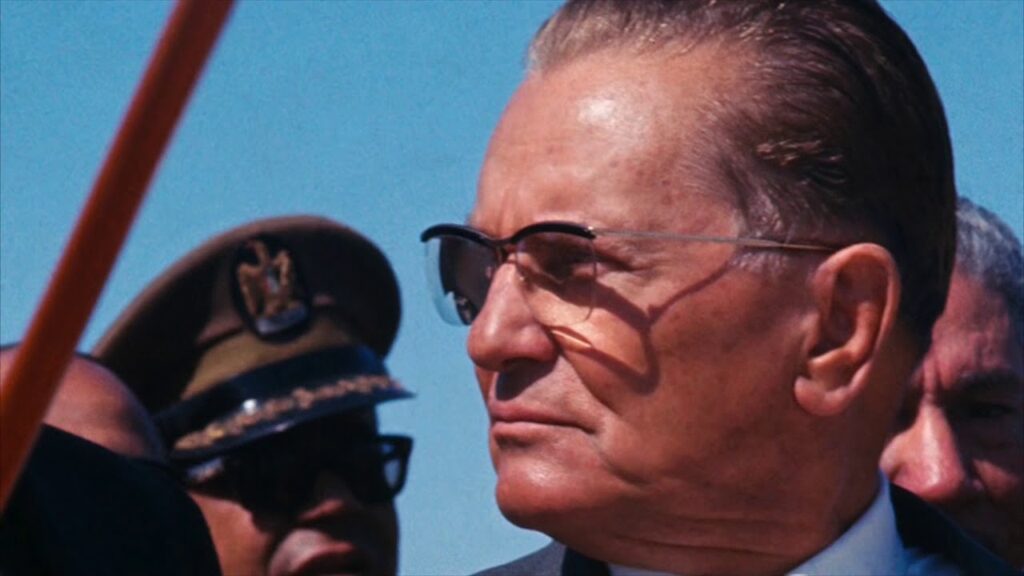 Portrait de Josip Broz Tito en lunettes de soleil, figure centrale de l'histoire de la Yougoslavie