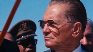 Portrait de Josip Broz Tito en lunettes de soleil, figure centrale de l'histoire de la Yougoslavie