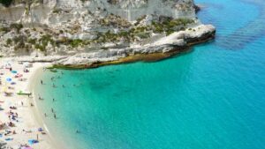 Plage et falaises calcaires en Calabre, illustration de la culture italienne pour il faut en italien