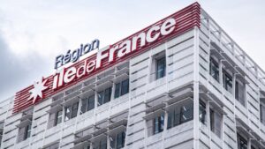 Façade du siège de la Région Île-de-France avec son enseigne, illustration de la région capitale