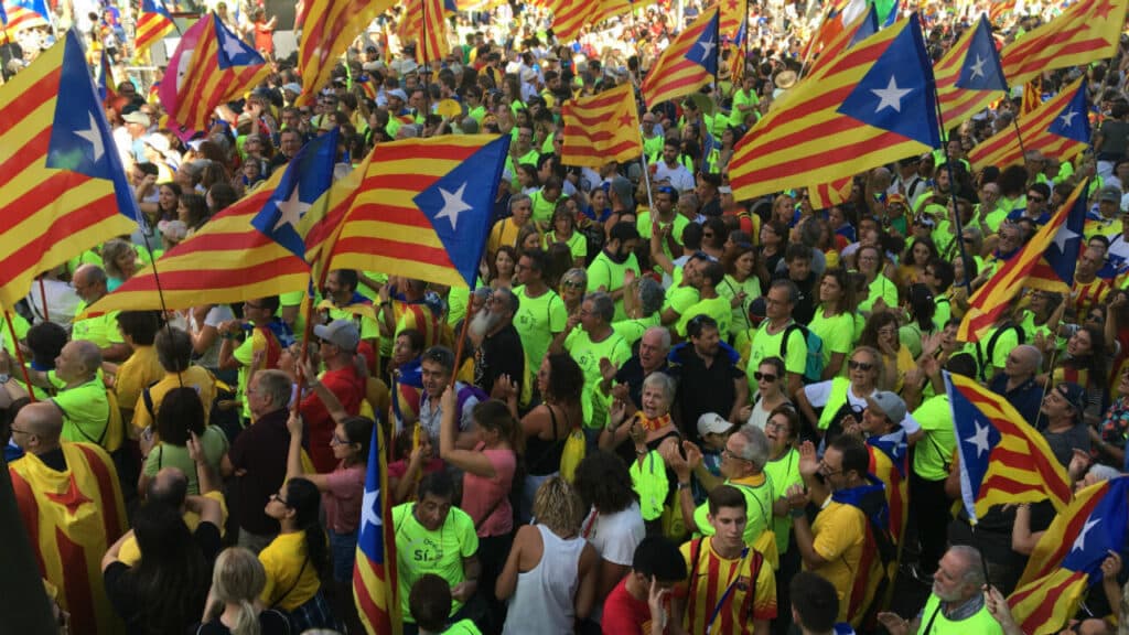 Manifestation pour l’indépendance de la Catalogne avec des drapeaux catalans et une foule de militants réunis dans la rue