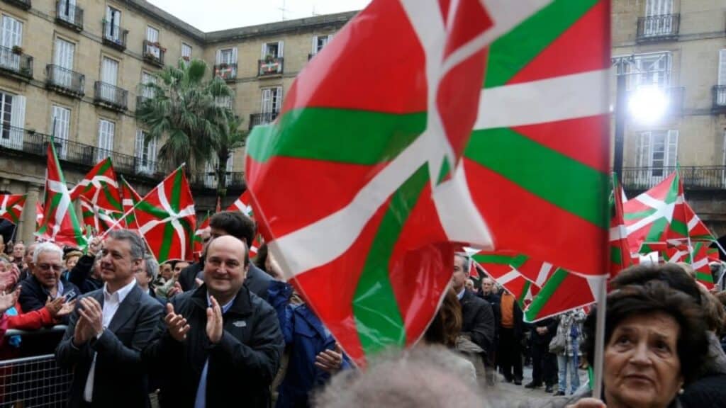 Ikurriña, drapeau basque brandi lors d'une manifestation à Bilbao, symbole de l'indépendantisme basque