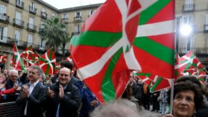 Ikurriña, drapeau basque brandi lors d'une manifestation à Bilbao, symbole de l'indépendantisme basque
