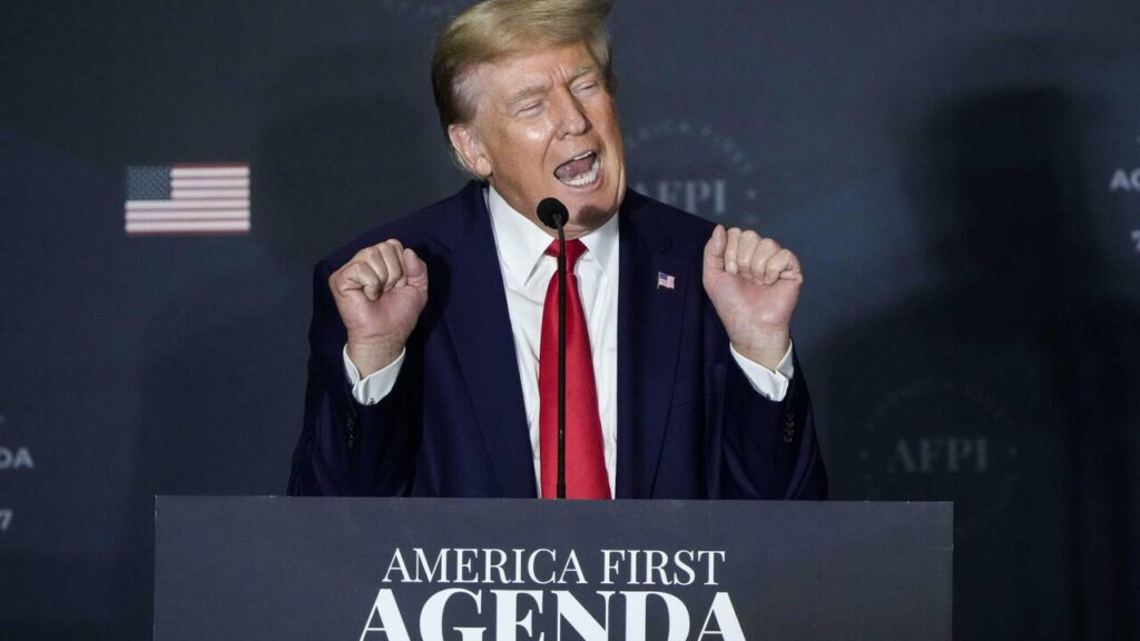Donald Trump devant un pupitre "America First Agenda" illustrant l'isolationnisme et l'interventionnisme américain