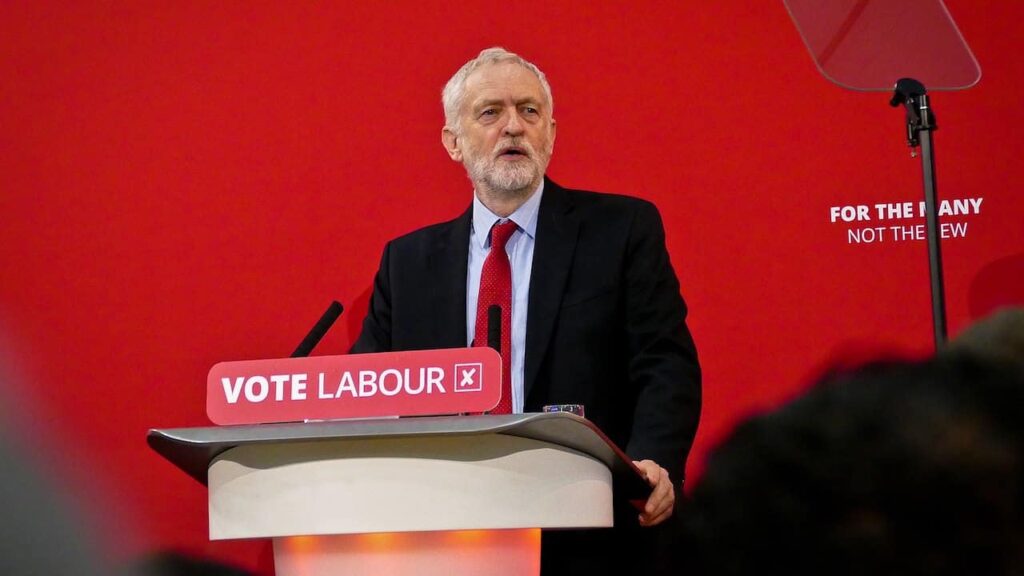 Jeremy Corbyn à la tribune du Parti travailliste, figure de la gauche britannique