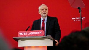 Jeremy Corbyn à la tribune du Parti travailliste, figure de la gauche britannique