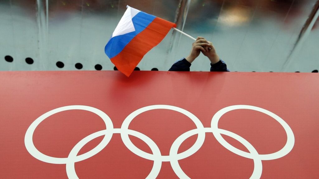 Drapeau russe et symbole olympique sur une balustrade rouge aux Jeux olympiques en Russie