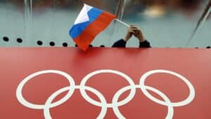 Drapeau russe et symbole olympique sur une balustrade rouge aux Jeux olympiques en Russie