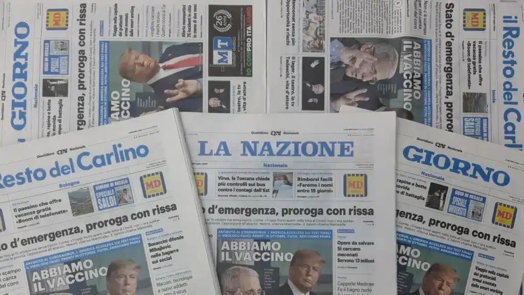 Unes de plusieurs journaux italiens régionaux étalées les unes sur les autres