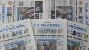Unes de plusieurs journaux italiens régionaux étalées les unes sur les autres