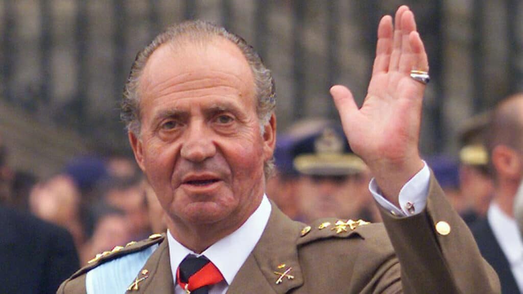 Juan Carlos de Borbón en uniforme militaire, saluant la foule lors d'une cérémonie officielle