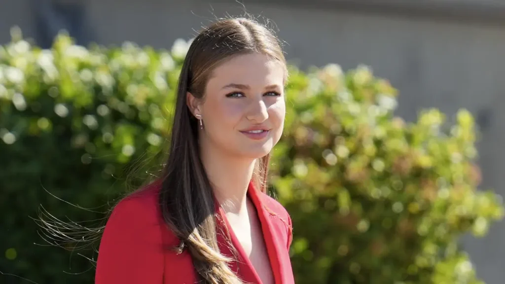 Leonor de Borbón y Ortiz, princesse des Asturies, souriante en extérieur