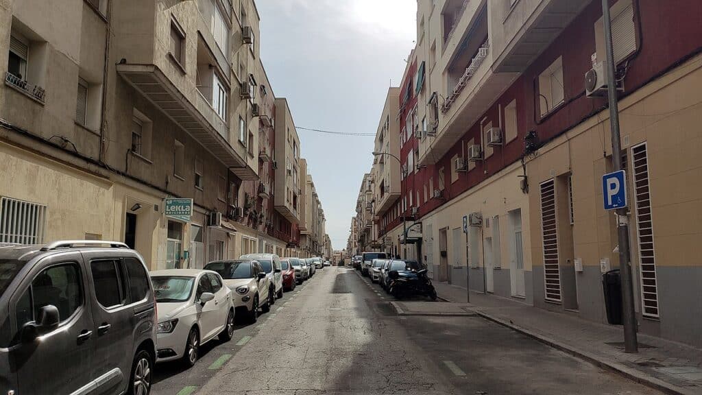 Rue résidentielle à Madrid bordée d'immeubles d'habitation, illustrant le marché du logement concerné par la ley de vivienda