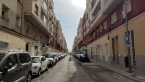 Rue résidentielle à Madrid bordée d'immeubles d'habitation, illustrant le marché du logement concerné par la ley de vivienda