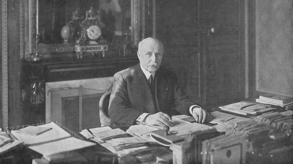 Portrait du maréchal Pétain à son bureau, figure centrale de l'histoire de France sous Vichy
