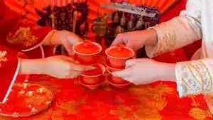 Cérémonie traditionnelle du mariage en Chine avec échange de tasses de thé