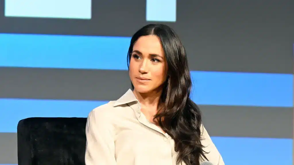 Meghan Markle lors d'une conférence publique, personnalité abordée dans l'article