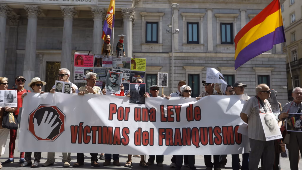Manifestants tenant une banderole pour les victimes du franquisme, illustration de la mémoire historique