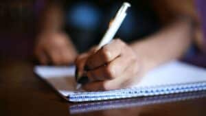 Étudiant préparant sa colle en espagnol en prenant des notes sur un carnet
