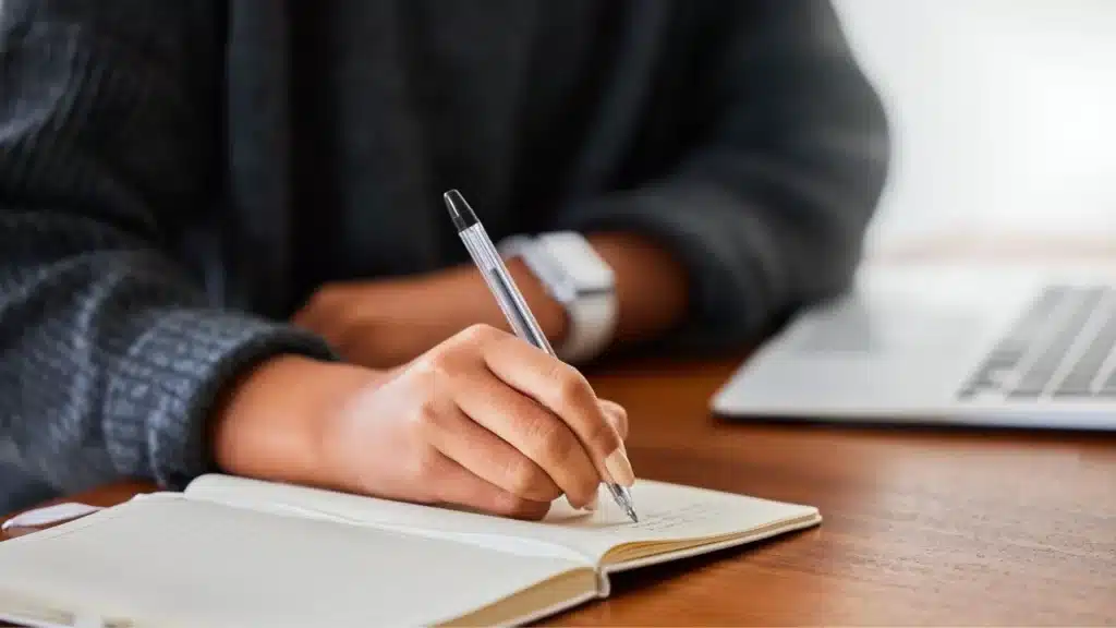 Étudiant prenant des notes à la main pour préparer la synthèse de textes au concours BCE